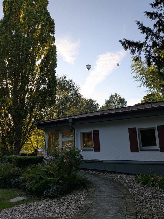 Heißluftballons am Abendhimmel über dem Wersehaus