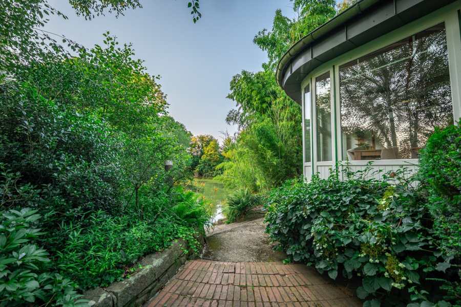 Der runde Wintergarten des Wersehauses mit Blick durch den Garten auf die Werse