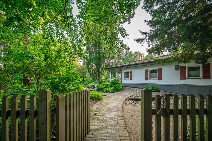 Gartentor mit geschwungenem Pflasterweg zum Wersehaus