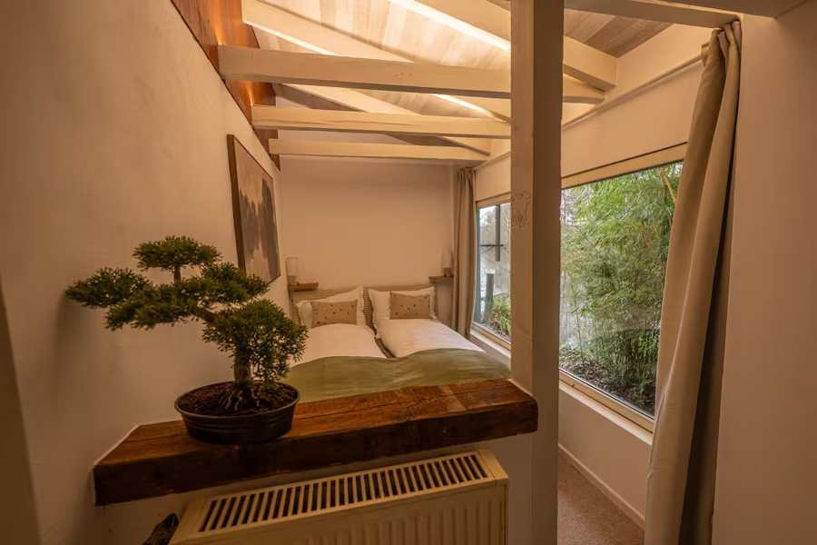 Schlafzimmer mit Doppelbett und Blick zur Werse