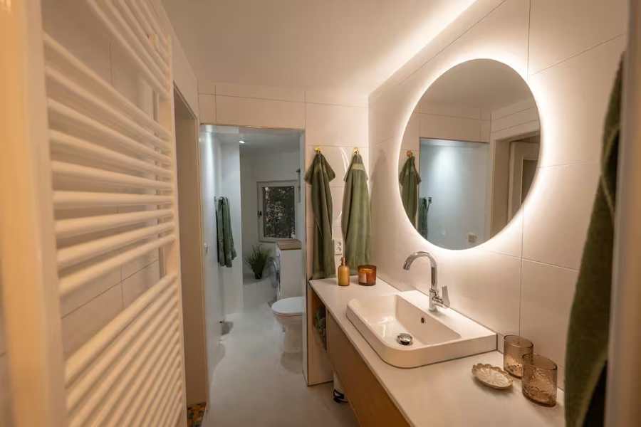 Modernes Badezimmer mit Dusche
