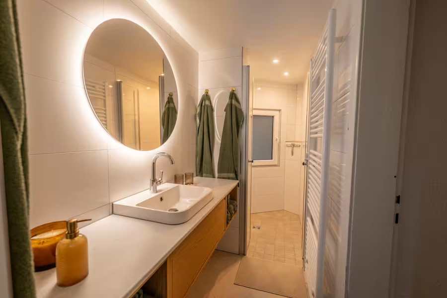 Badezimmer mit Waschbecken und Waschmaschine