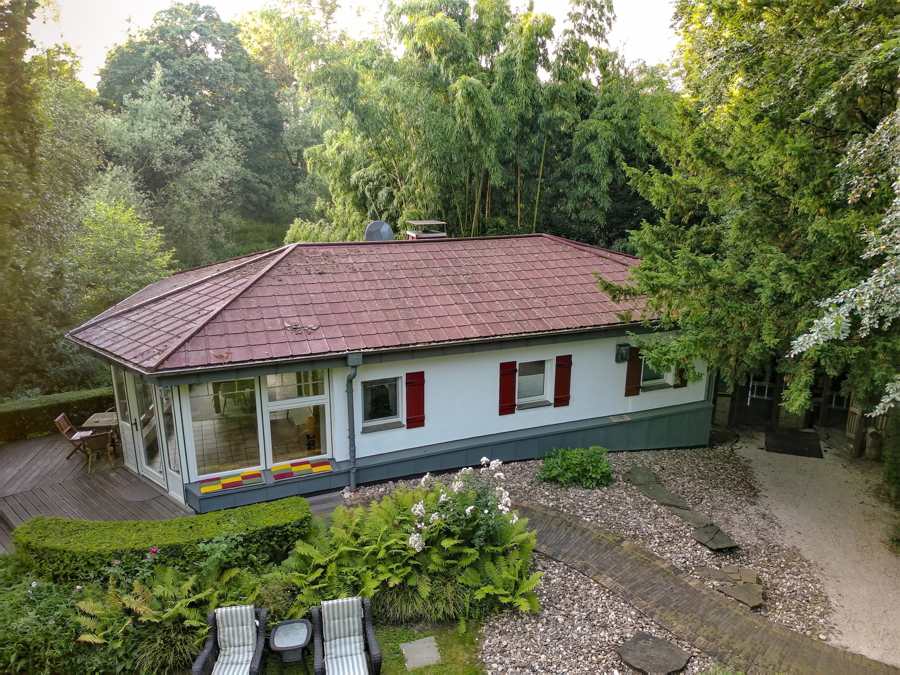 Das Wersehaus aus der Luft, umgeben von Bambus und alten Bäumen